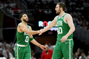 Luke Kornet renueva con Boston