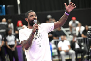 Kyrie Irving pasa por el quirófano