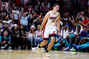 Indiana Pacers firma a Cole Swider
