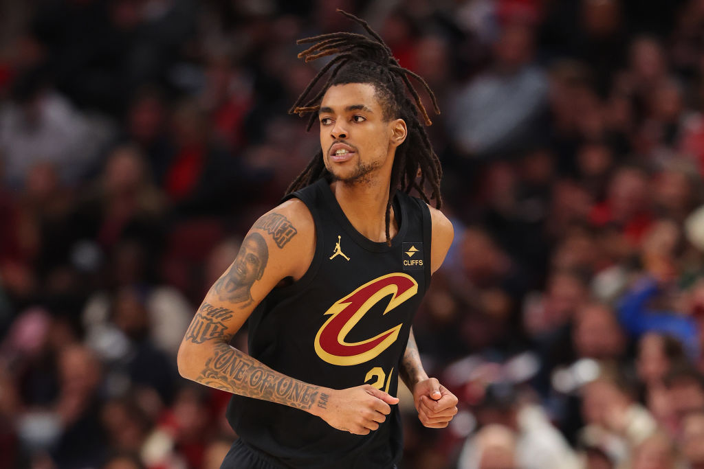 Emoni Bates se queda en Cleveland