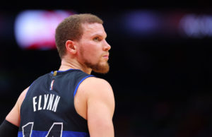 San Antonio incorpora a Malachi Flynn