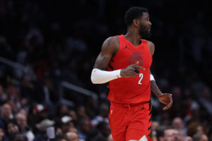 Los Blazers no logran encontrar salida para Ayton