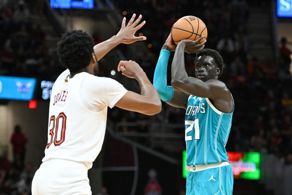 J.T. Thor firma con los Cavaliers