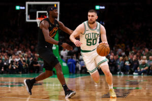 Svi Mykhailiuk firma por 4 años con Utah Jazz