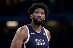 Charles Barkley atiza a Joel Embiid