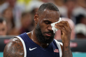 LeBron James recibe cuatro puntos tras llevarse un codazo en el ojo