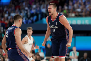 Un histórico Nikola Jokic comanda el bronce de Serbia