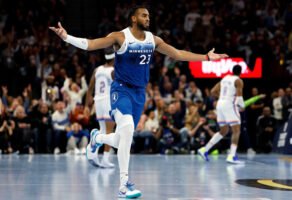 Golden State le da una oportunidad a Troy Brown