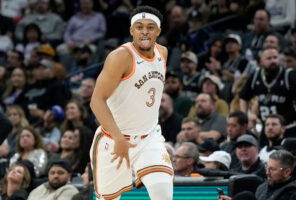 Keldon Johnson cede su dorsal a Chris Paul