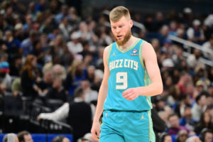 Davis Bertans llega a los Warriors
