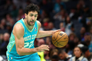 Vasilije Micic se queda en Charlotte