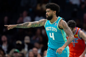 Los Knicks, interesados en hacerse con Nick Richards