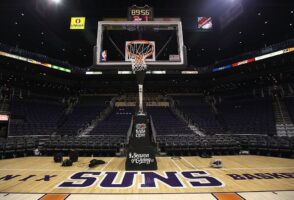 Una ex empleada denuncia a los Suns por discriminación