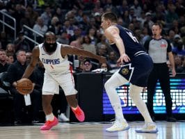 James Harden ataca a Nikola Jokic