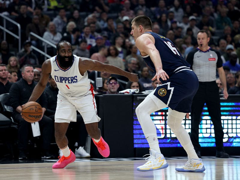 James Harden ataca a Nikola Jokic