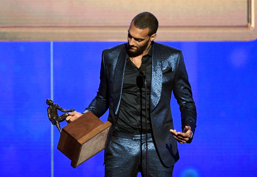 Rudy Gobert recibiendo su segundo premio a Defensor del Año