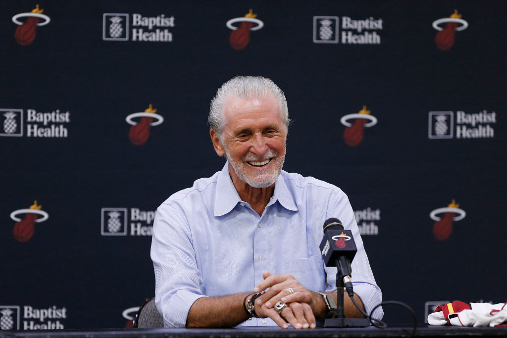 Pat Riley ríe durante una rueda de prensa de los Miami Heat