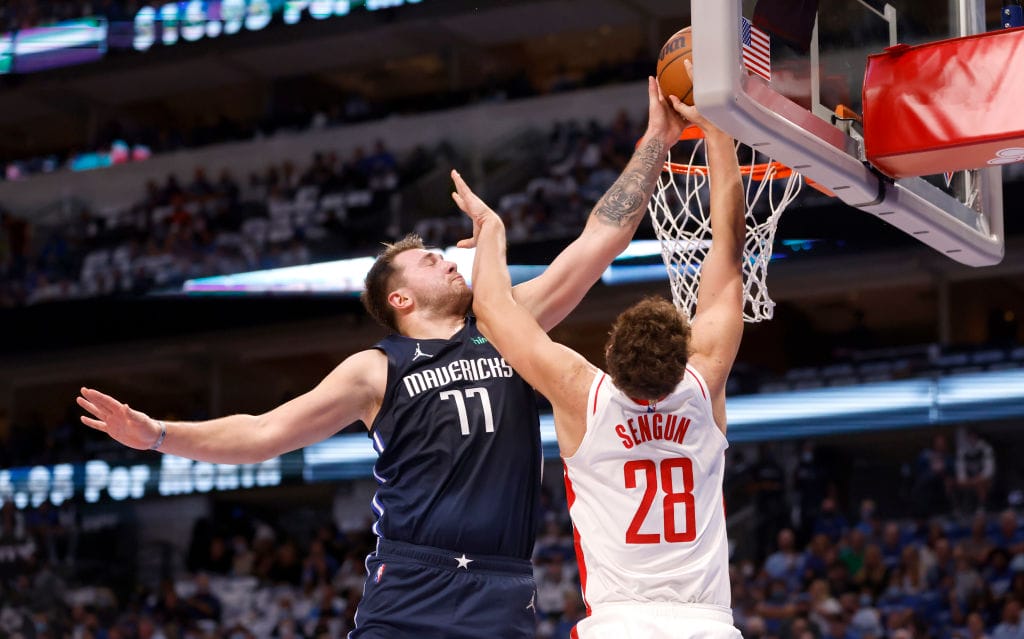 Luka Doncic haciendo un mate sobre Alperen Sengun