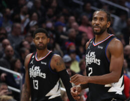 Kawhi Leonard resta valor al adiós de Paul George