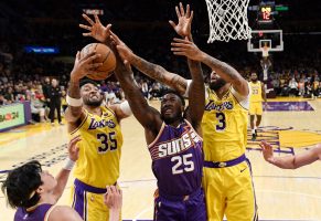 Christian Wood y Anthony Davis taponan a Nassir Little