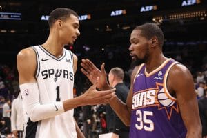 Victor Wembanyama y Kevin Durant se saludan después de su último encuentro en la NBA