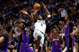 Anthony Edwards trata de anotar ante LeBron james durante un Los Angeles Lakers vs. Minnesota Timberwolves