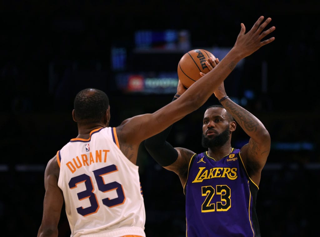 Kevin Durant y LeBron James en un partido entre Suns y Lakers