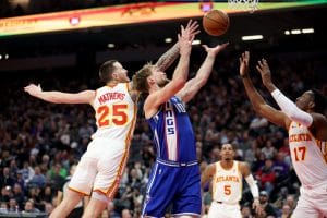 Domantas Sabonis pugna por un rebote ante los Atlanta Hawks
