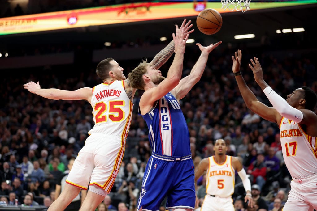 Domantas Sabonis pugna por un rebote ante los Atlanta Hawks