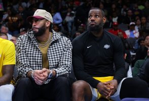 LeBron James y Anthony Davis abren la pretemporada sin minutos