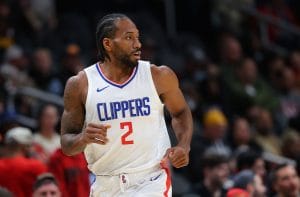Kawhi Leonard durante un partido