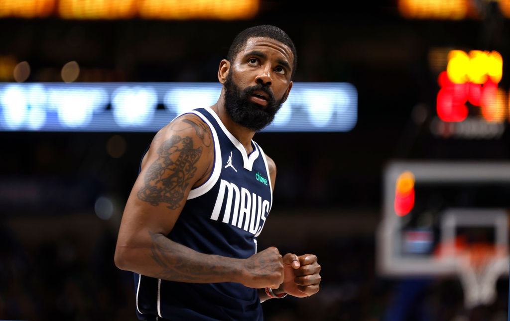 Kyrie Irving celenra una acción durante un partido de los Dallas Mavericks