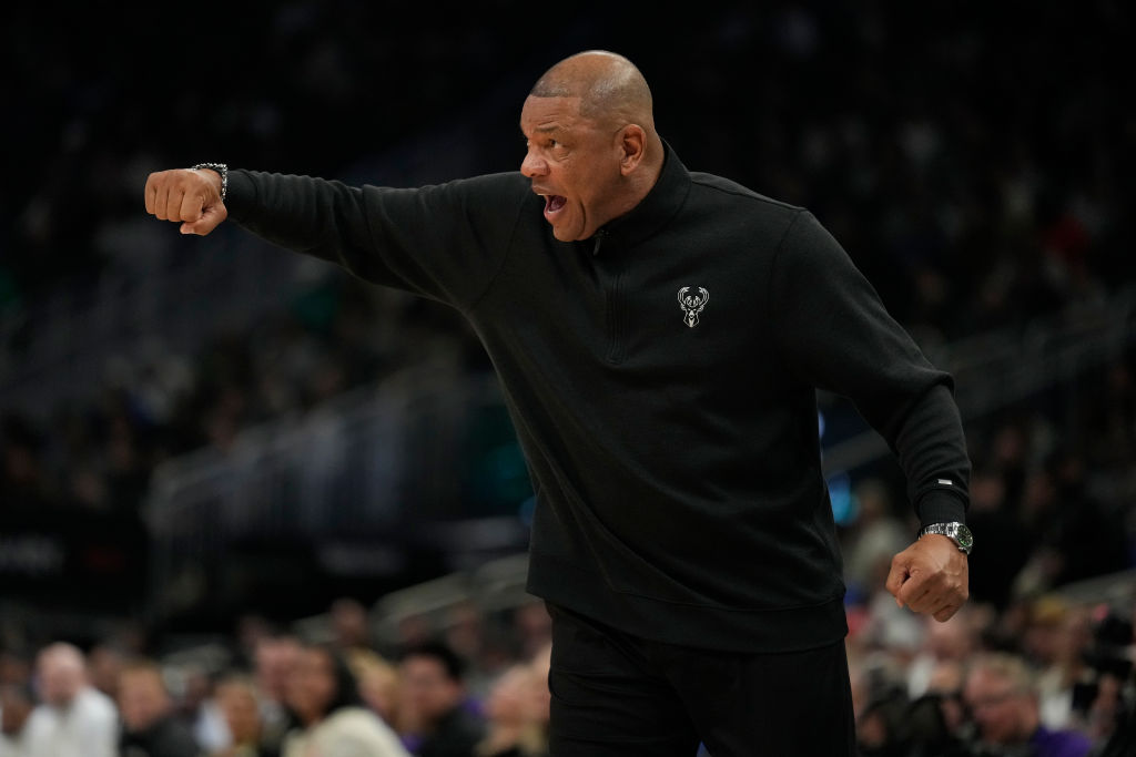 Doc Rivers manda una jugada en defensa desde la banda