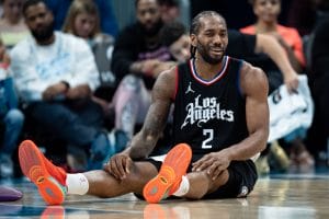 Kawhi Leonard postrado en el suelo tras sufrir una lesión de rodilla