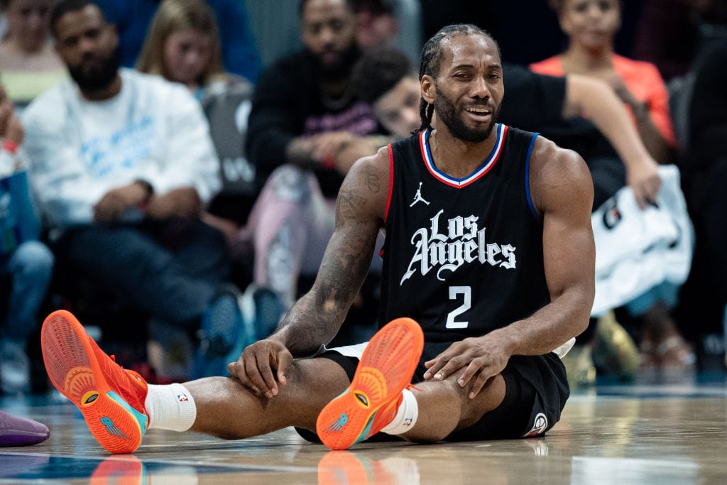 Kawhi Leonard postrado en el suelo tras sufrir una lesión de rodilla
