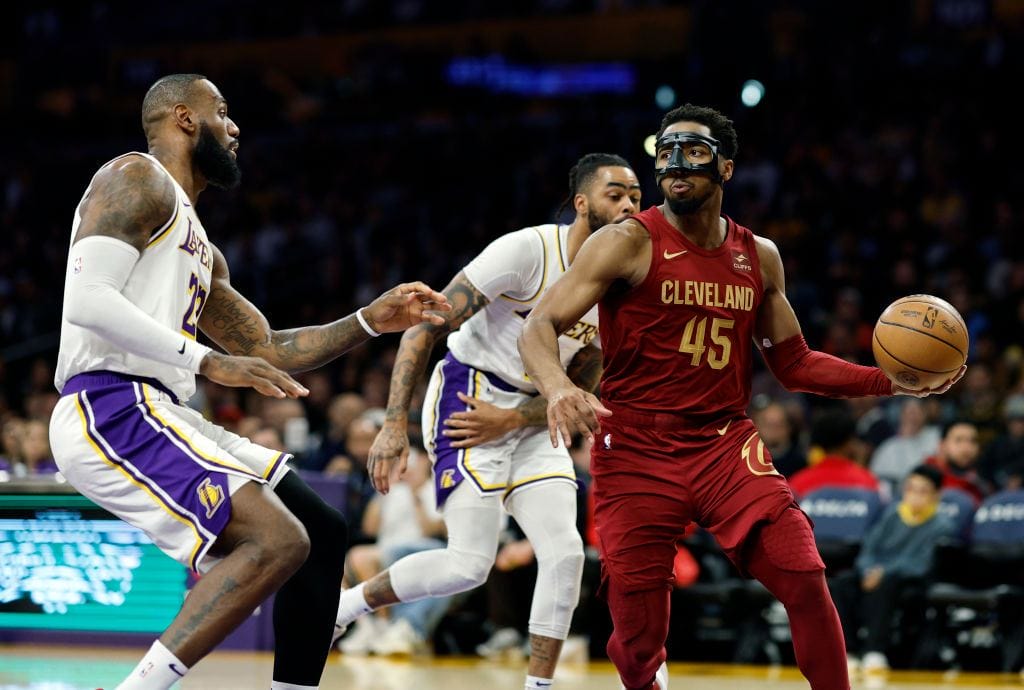 Donovan Mitchell y LeBron James durante un Cleveland Cavaliers vs. Los Angeles Lakers