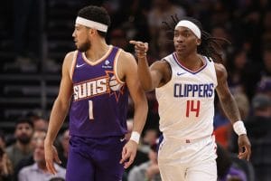 Terance Mann celebra al lado de Devin Booker durante un Clippers vs. Suns
