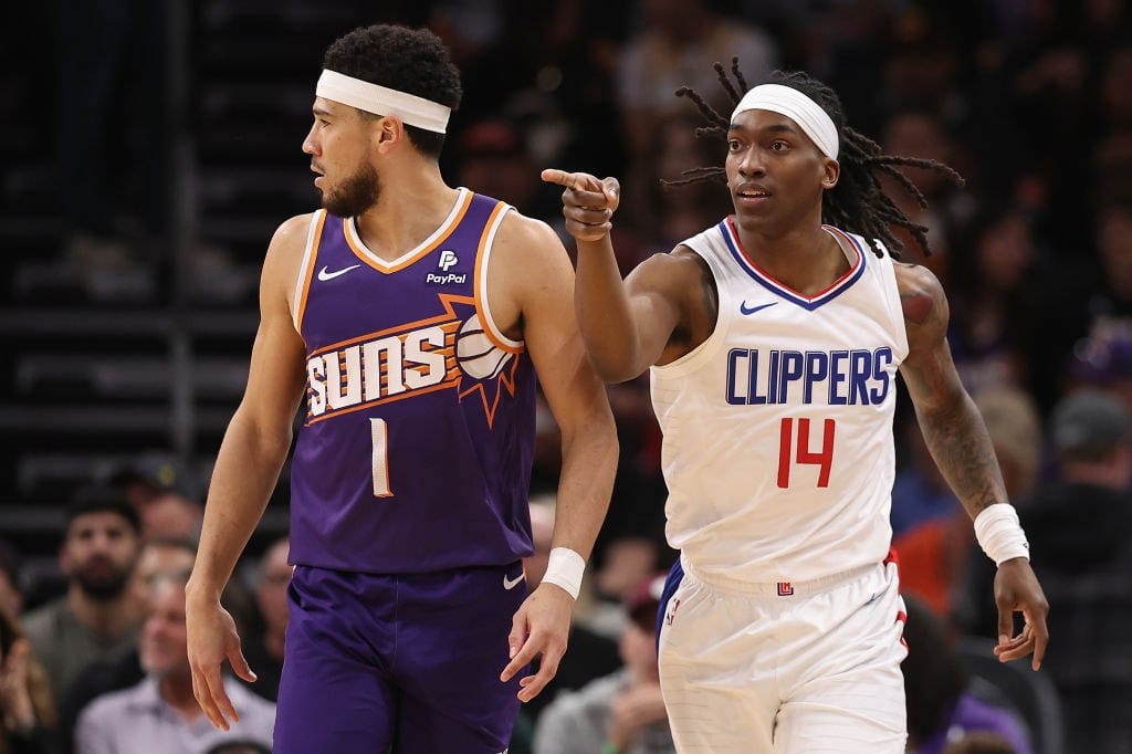 Terance Mann celebra al lado de Devin Booker durante un Clippers vs. Suns