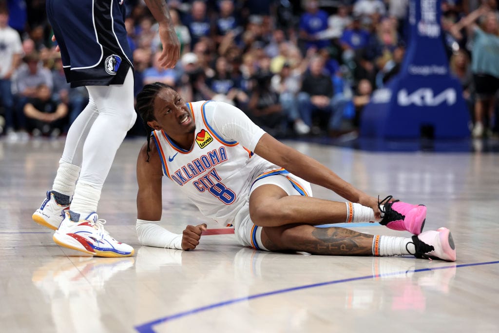 Jalen Williams se sujeta el tobillo izquierdo visiblemente dolorido