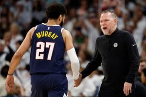 Mike Malone abronca a Jamal Murray durante un partido