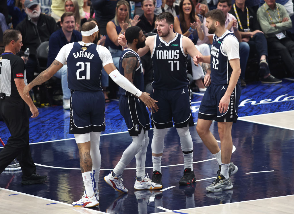 Luka Doncic y Kyrie Irving celebran ante la mirada de Daniel Gafford y Maxi Kleber
