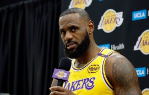 LeBron cuestiona el calendario de pretemporada de los Lakers