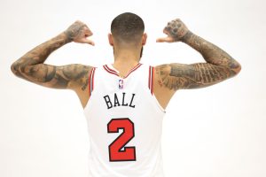 Lonzo Ball posa en el Media Day previo a su regreso