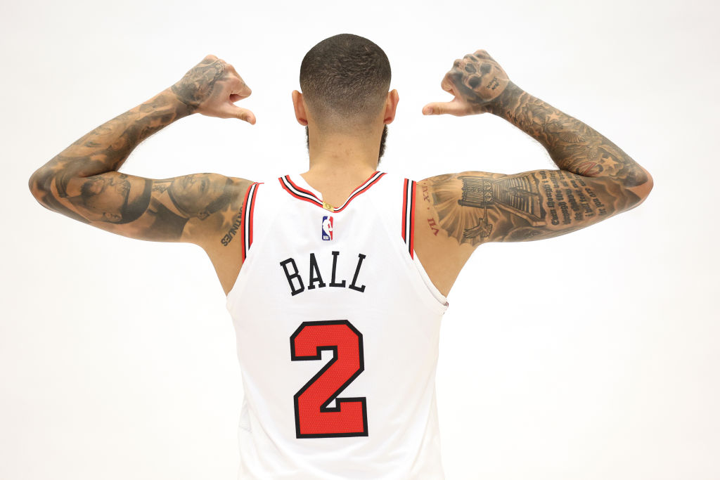 Lonzo Ball posa en el Media Day previo a su regreso
