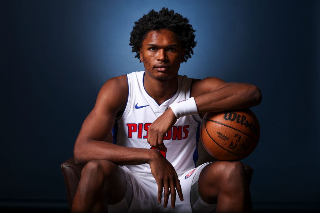 Ausar Thompson posa durante el Media Day de los Detroit Pistons