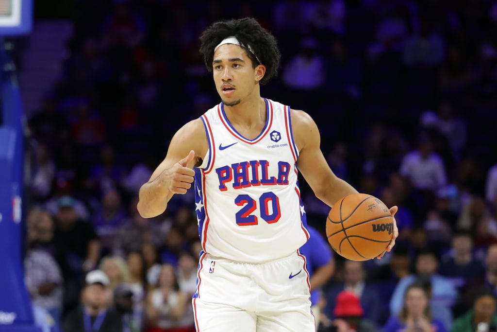 Jared McCain durante un partido de pretemporada con los Sixers