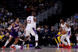 LeBron y Bronny juegan su primer partido juntos
