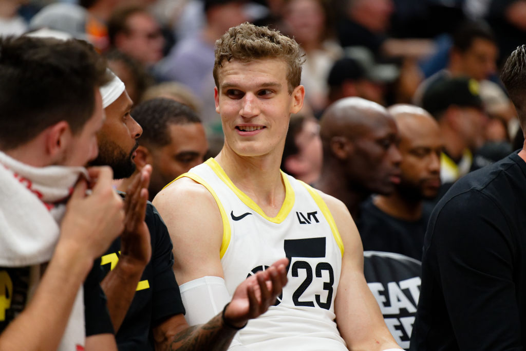 Lauri Markkanen habla con sus compañeros en el banquillo