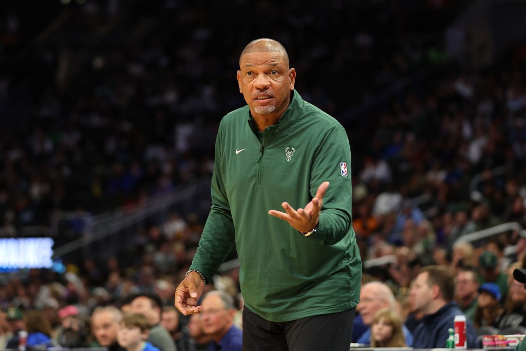 Doc Rivers da indicaciones desde el banquillo