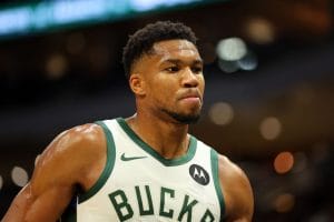 Giannis Antetokounmpo con cara contrariada durante un partido.